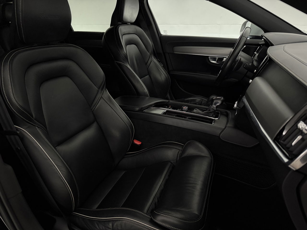 Volvo V90 2.0 T4 190PK R-Design | LED | Harman/Kardon | Trekhaak | Camera | Memory seats | Carplay | 20"LMV