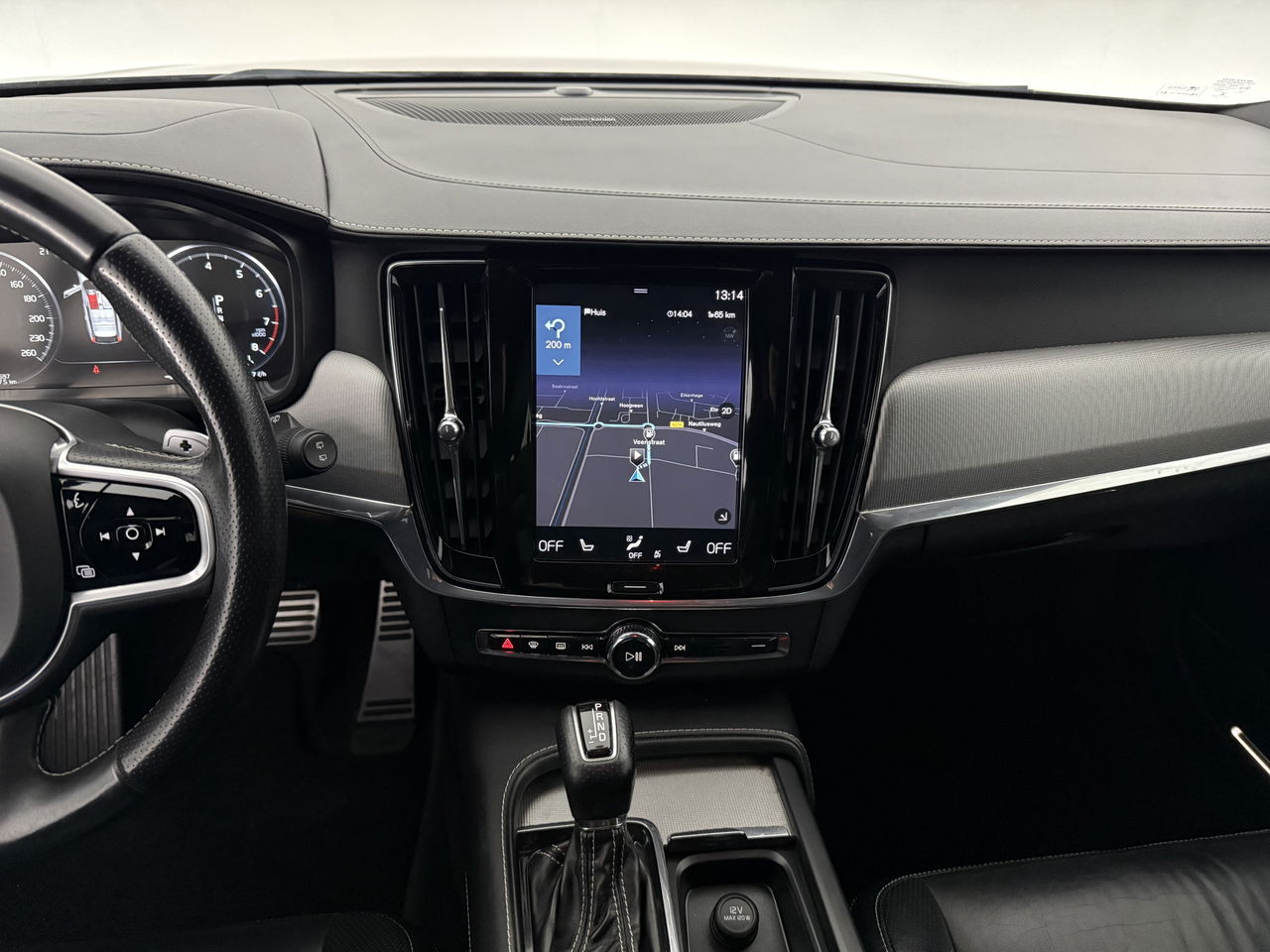 Volvo V90 2.0 T4 190PK R-Design | LED | Harman/Kardon | Trekhaak | Camera | Memory seats | Carplay | 20"LMV