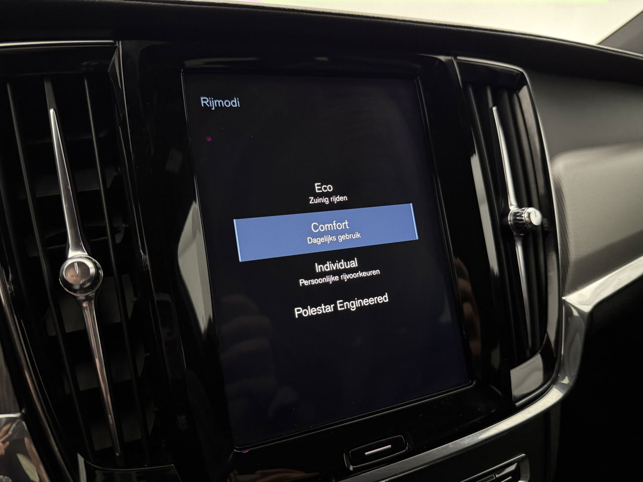 Volvo V90 2.0 T4 190PK R-Design | LED | Harman/Kardon | Trekhaak | Camera | Memory seats | Carplay | 20"LMV