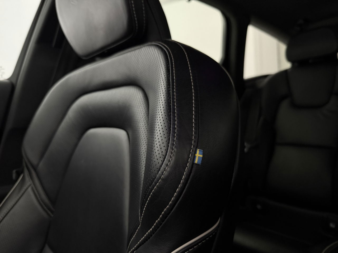 Volvo V90 2.0 T4 190PK R-Design | LED | Harman/Kardon | Trekhaak | Camera | Memory seats | Carplay | 20"LMV