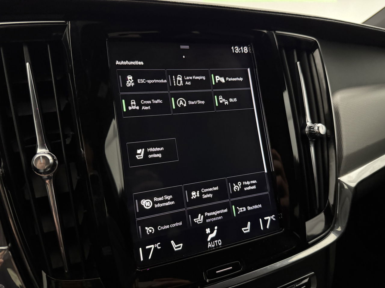 Volvo V90 2.0 T4 190PK R-Design | LED | Harman/Kardon | Trekhaak | Camera | Memory seats | Carplay | 20"LMV