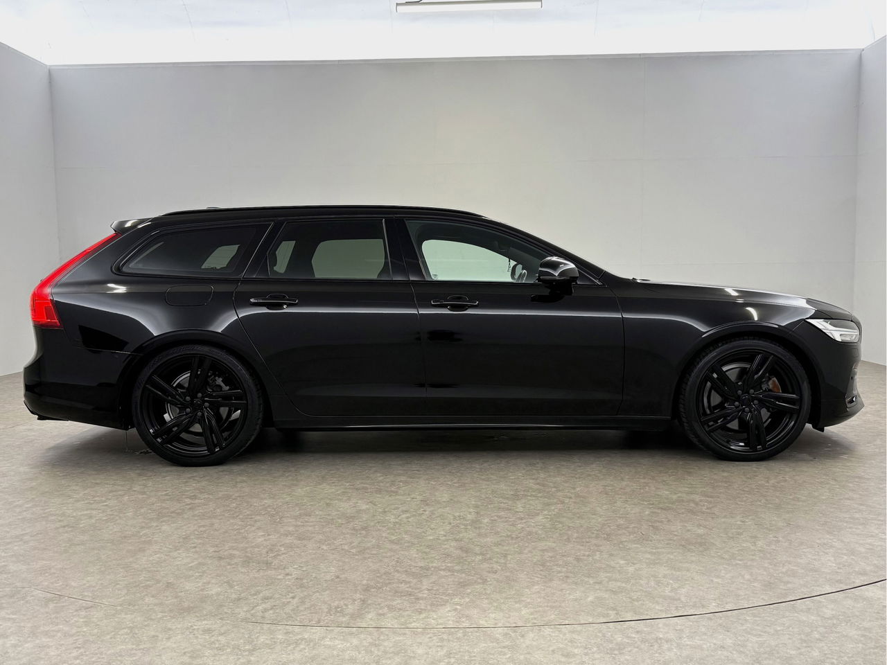 Volvo V90 2.0 T4 190PK R-Design | LED | Harman/Kardon | Trekhaak | Camera | Memory seats | Carplay | 20"LMV