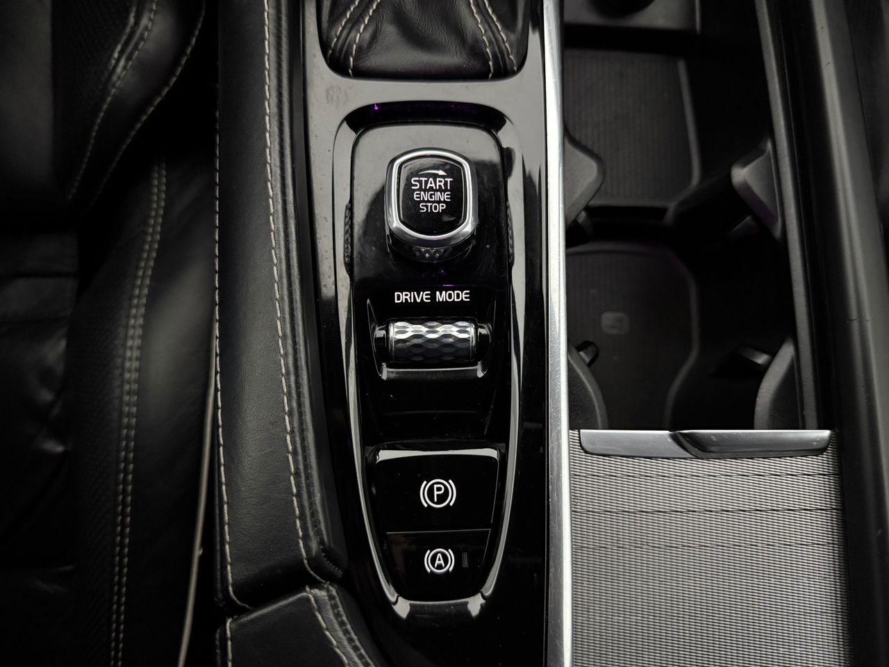 Volvo V90 2.0 T4 190PK R-Design | LED | Harman/Kardon | Trekhaak | Camera | Memory seats | Carplay | 20"LMV