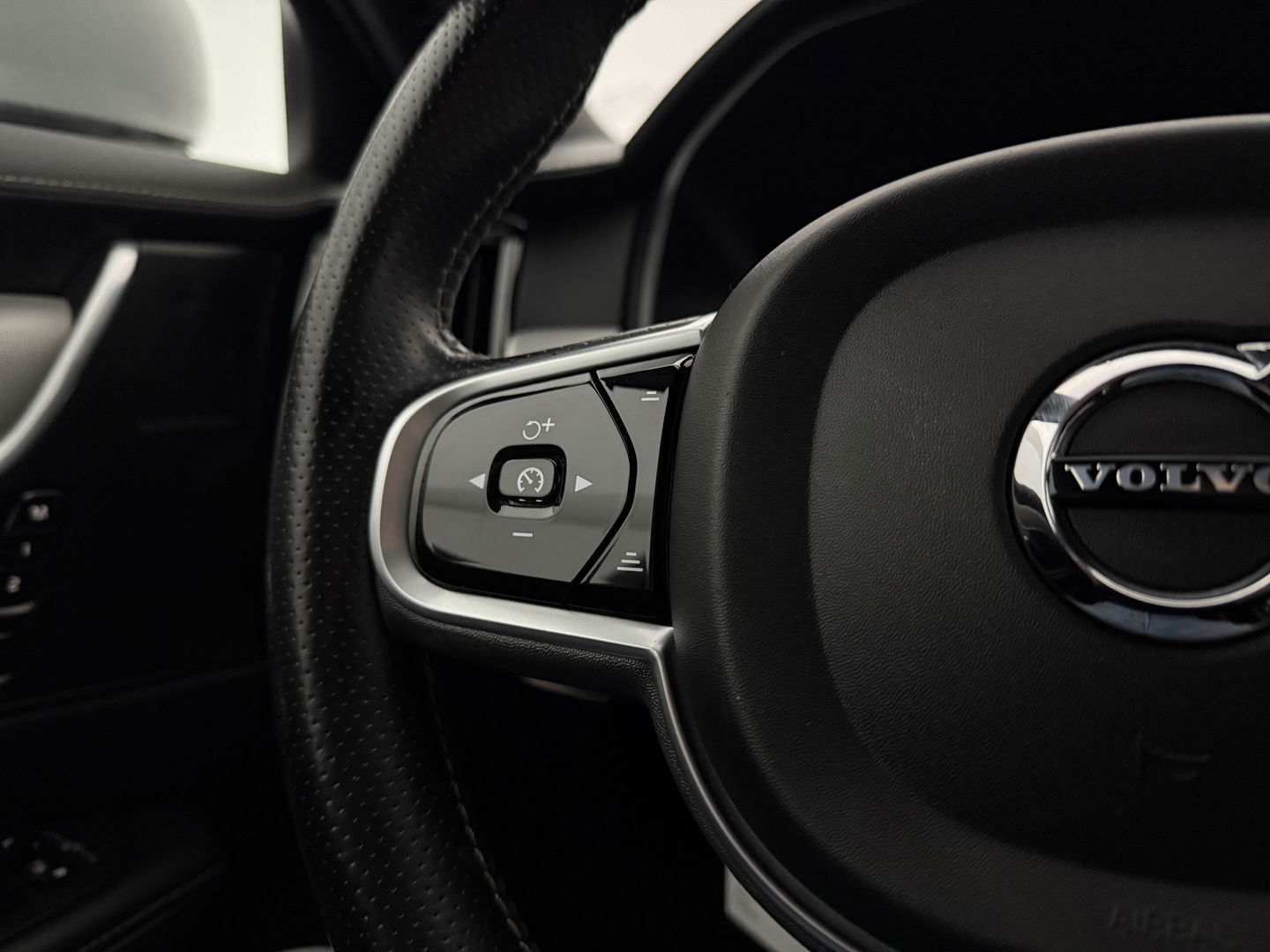 Volvo V90 2.0 T4 190PK R-Design | LED | H/K | Memory | Stoelverw. | Camera | Carplay | Dodehoek | NAP | Trekh.