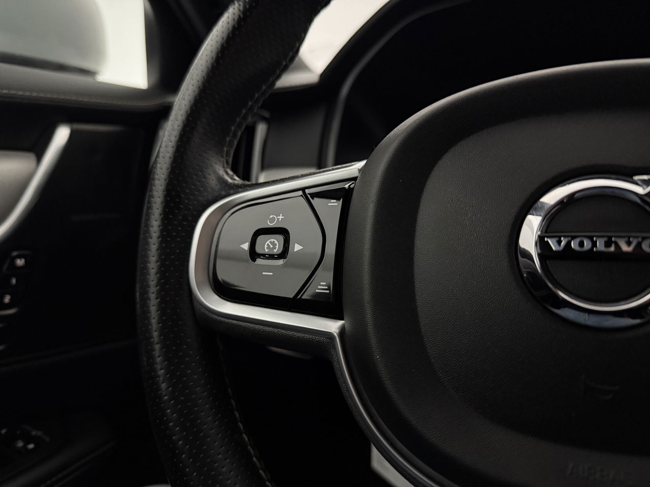 Volvo V90 2.0 T4 190PK R-Design | LED | Harman/Kardon | Trekhaak | Camera | Memory seats | Carplay | 20"LMV