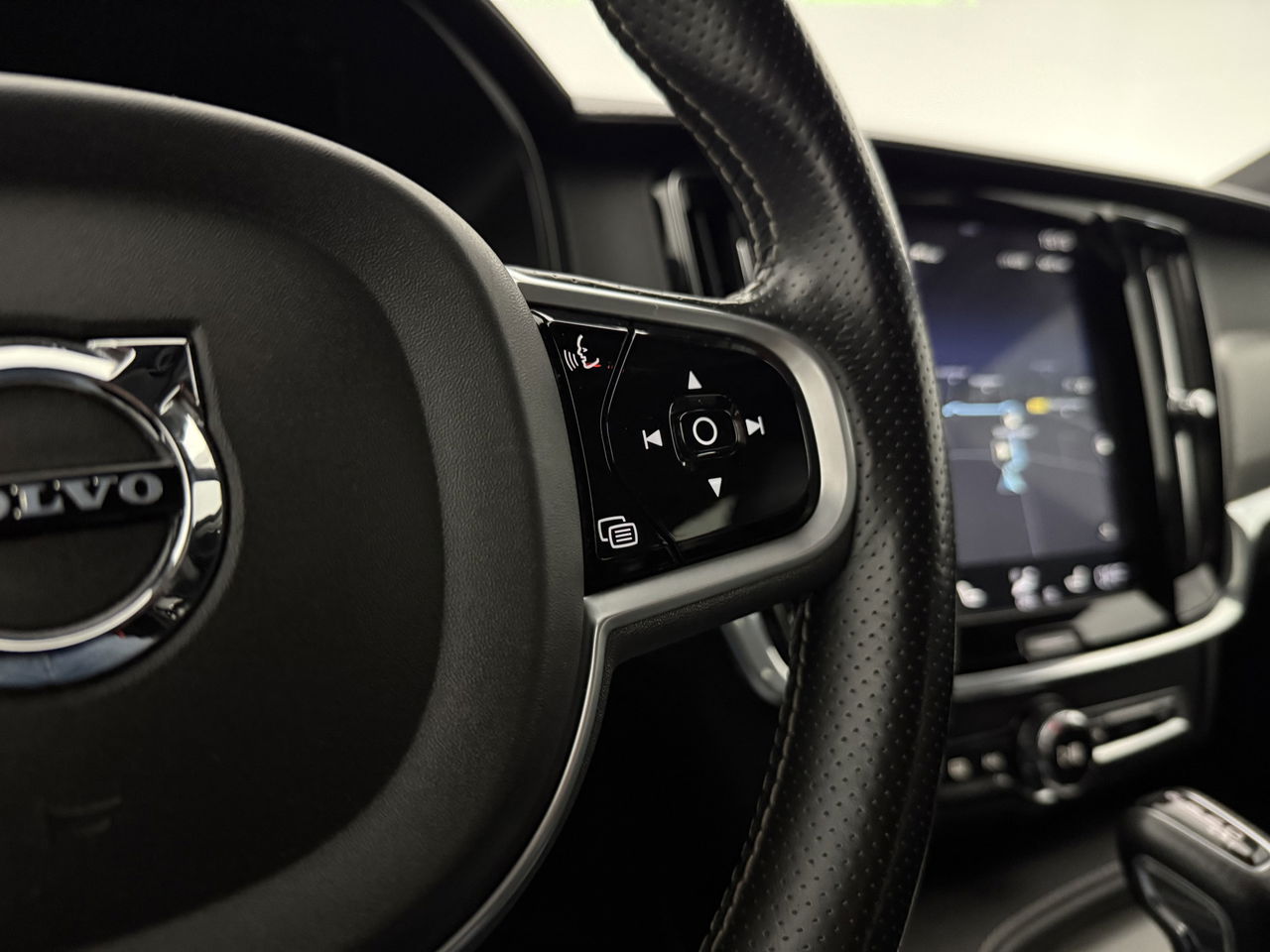 Volvo V90 2.0 T4 190PK R-Design | LED | Harman/Kardon | Trekhaak | Camera | Memory seats | Carplay | 20"LMV