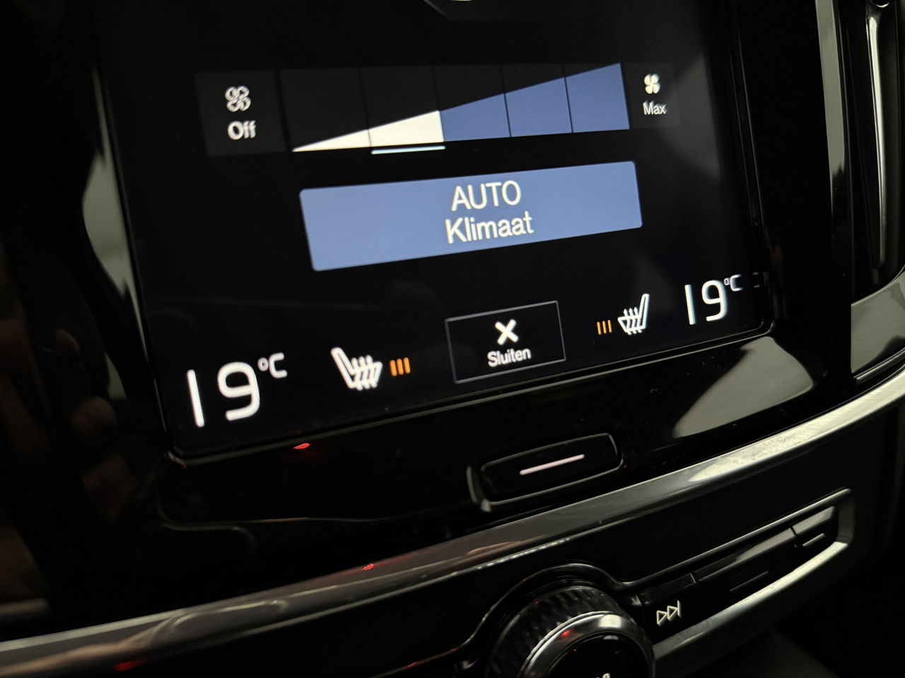 Volvo V90 2.0 T4 190PK R-Design | LED | Harman/Kardon | Trekhaak | Camera | Memory seats | Carplay | 20"LMV