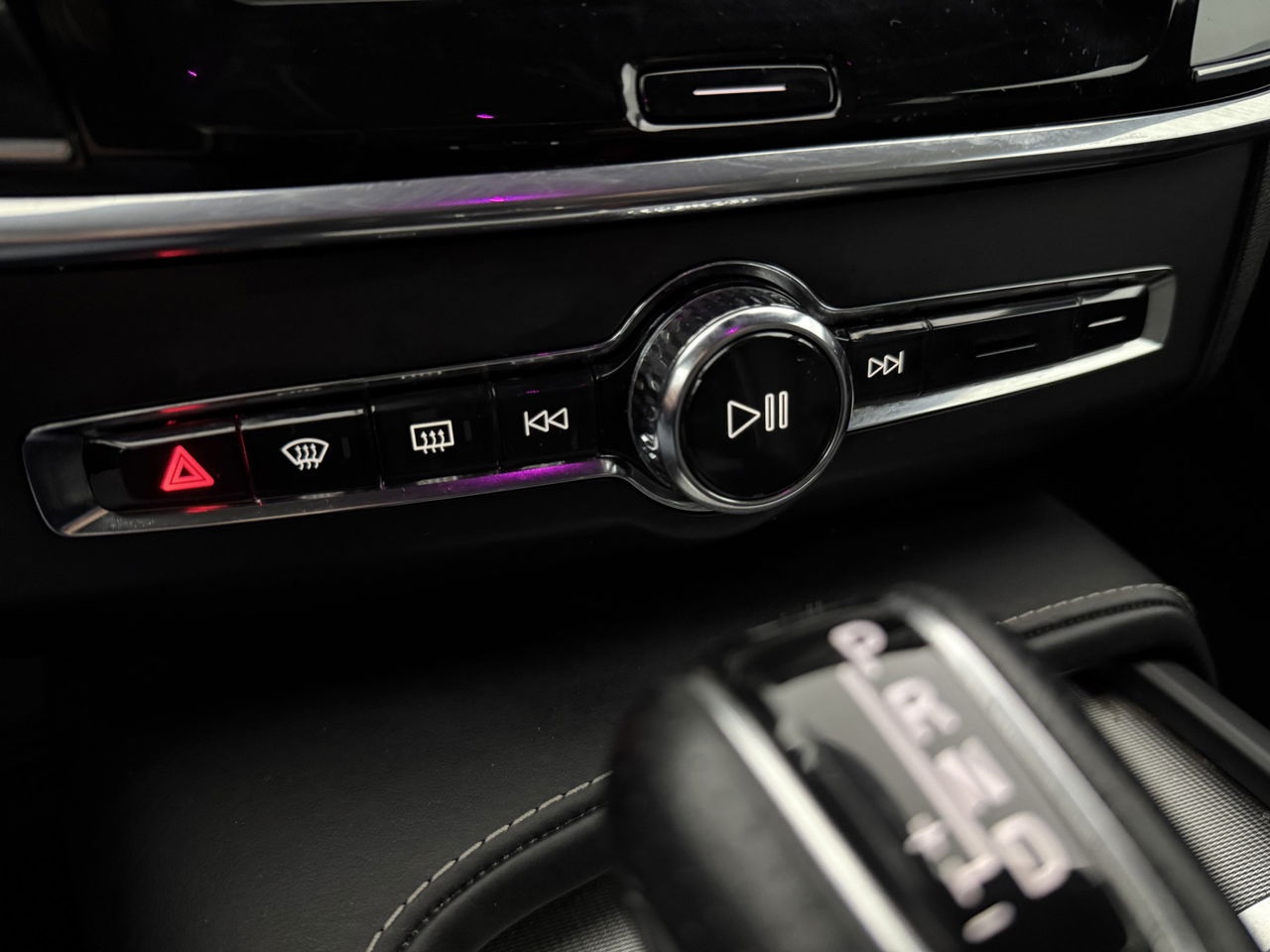 Volvo V90 2.0 T4 190PK R-Design | LED | Harman/Kardon | Trekhaak | Camera | Memory seats | Carplay | 20"LMV