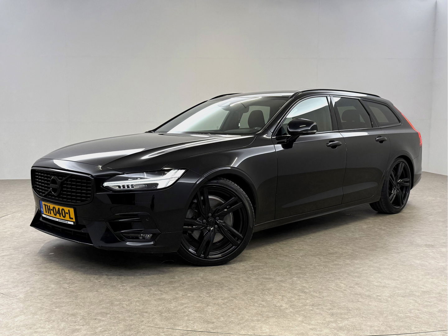 Volvo V90 2.0 T4 190PK R-Design | LED | H/K | Memory | Stoelverw. | Camera | Carplay | Dodehoek | NAP | Trekh.