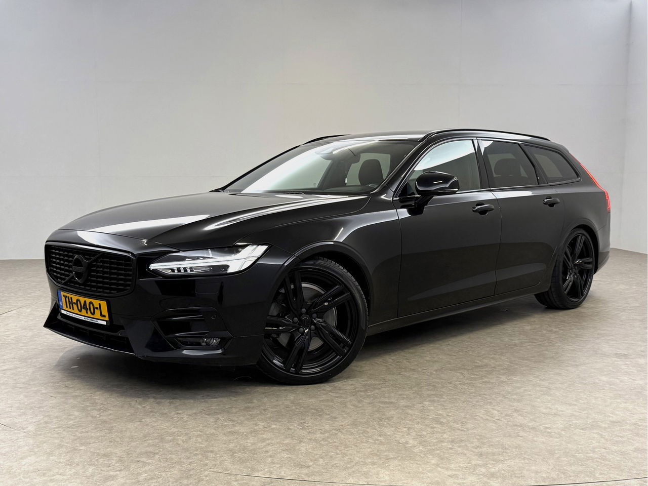 Volvo V90 2.0 T4 190PK R-Design | LED | Harman/Kardon | Trekhaak | Camera | Memory seats | Carplay | 20"LMV
