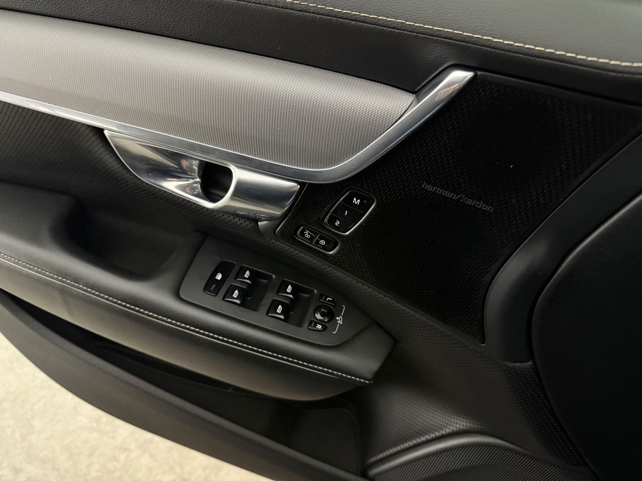 Volvo V90 2.0 T4 190PK R-Design | LED | Harman/Kardon | Trekhaak | Camera | Memory seats | Carplay | 20"LMV