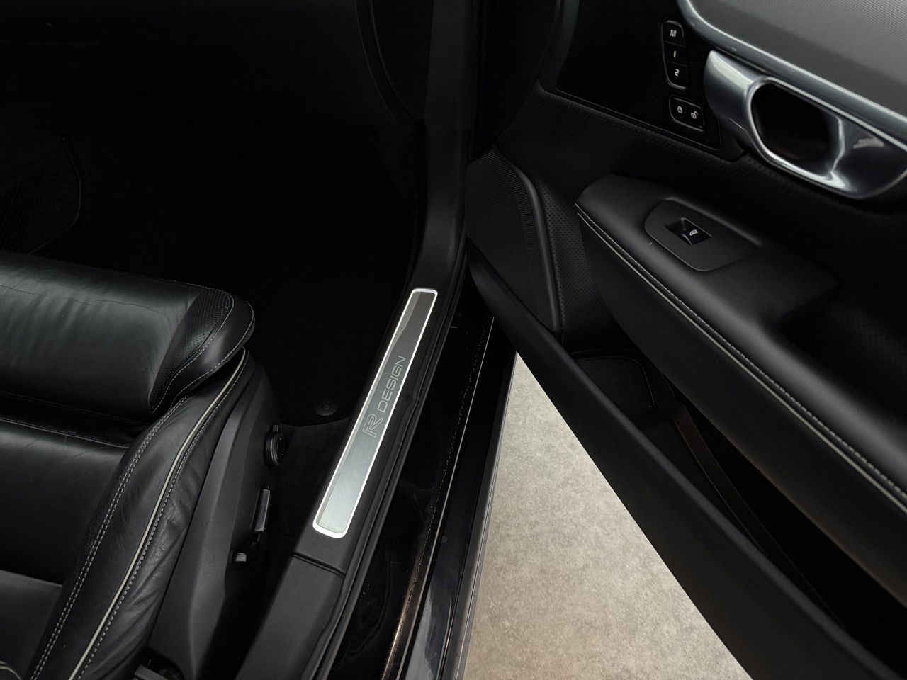 Volvo V90 2.0 T4 190PK R-Design | LED | Harman/Kardon | Trekhaak | Camera | Memory seats | Carplay | 20"LMV