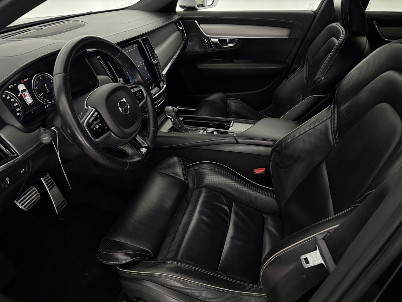 Volvo V90 2.0 T4 190PK R-Design | LED | Harman/Kardon | Trekhaak | Camera | Memory seats | Carplay | 20"LMV