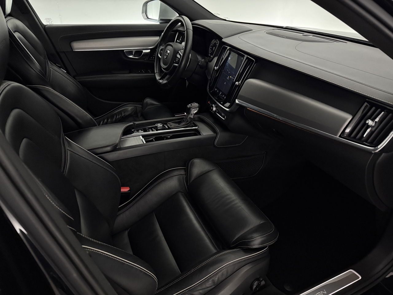 Volvo V90 2.0 T4 190PK R-Design | LED | Harman/Kardon | Trekhaak | Camera | Memory seats | Carplay | 20"LMV