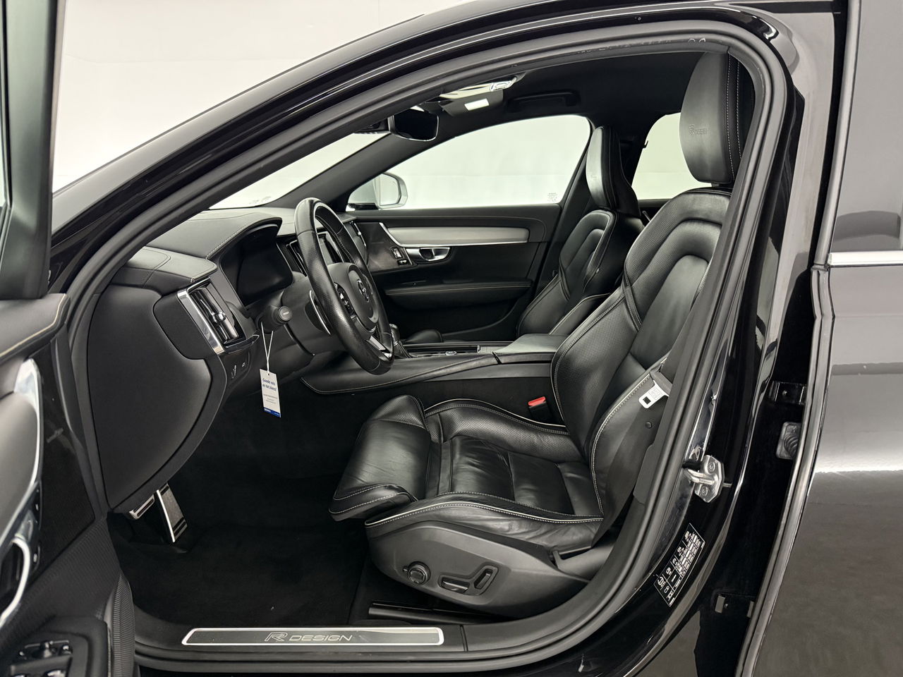 Volvo V90 2.0 T4 190PK R-Design | LED | Harman/Kardon | Trekhaak | Camera | Memory seats | Carplay | 20"LMV