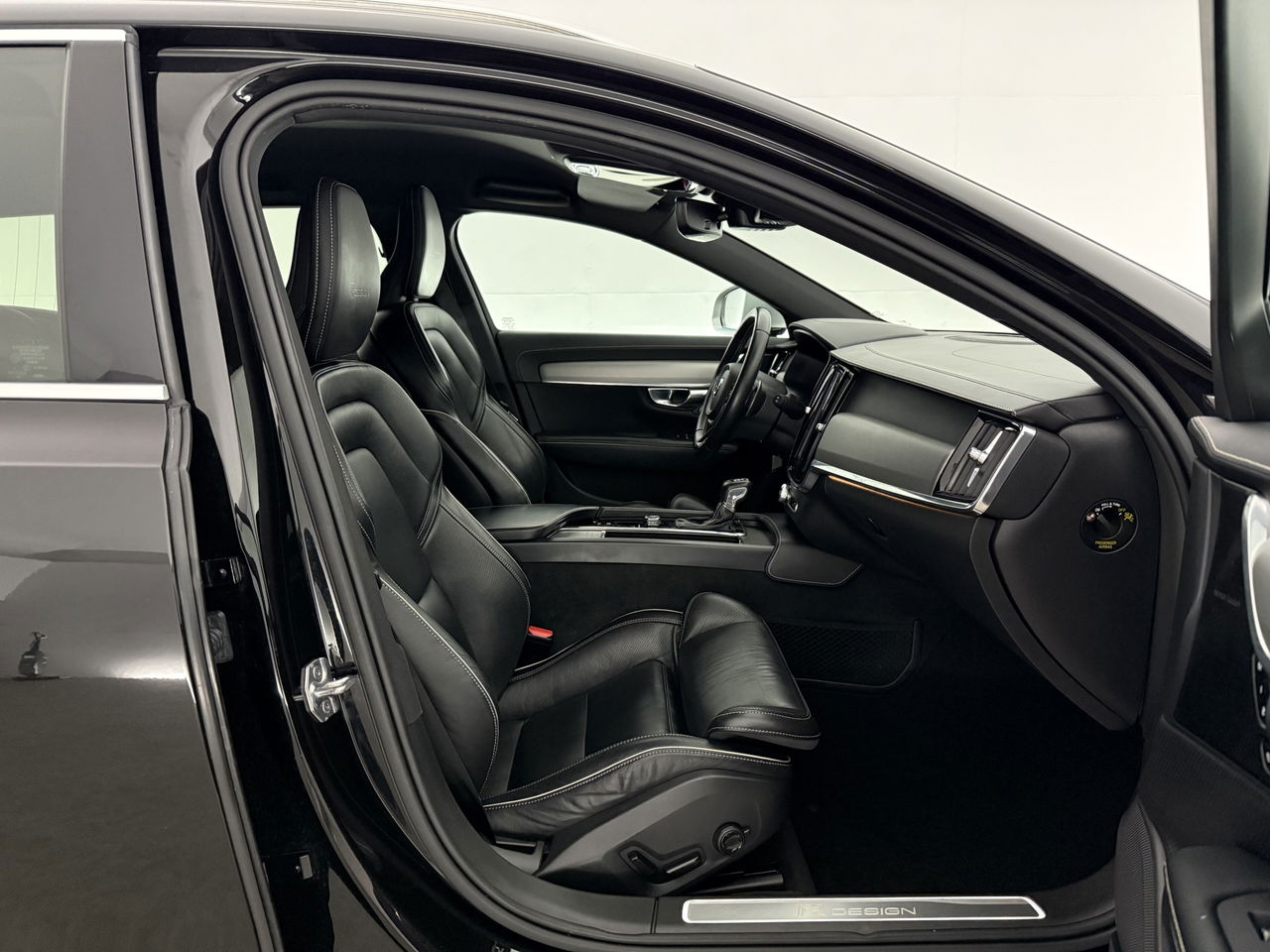Volvo V90 2.0 T4 190PK R-Design | LED | Harman/Kardon | Trekhaak | Camera | Memory seats | Carplay | 20"LMV