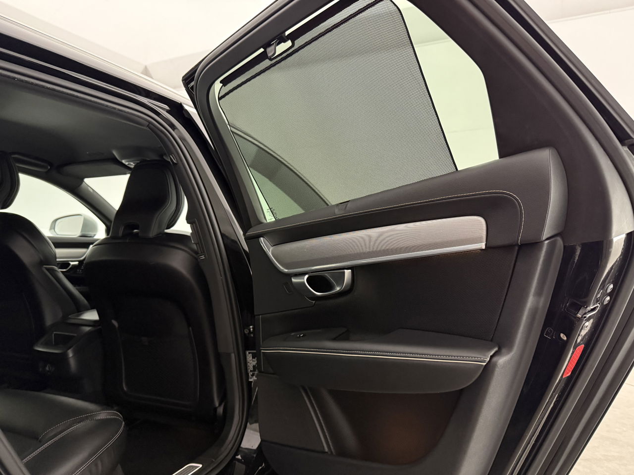 Volvo V90 2.0 T4 190PK R-Design | LED | Harman/Kardon | Trekhaak | Camera | Memory seats | Carplay | 20"LMV