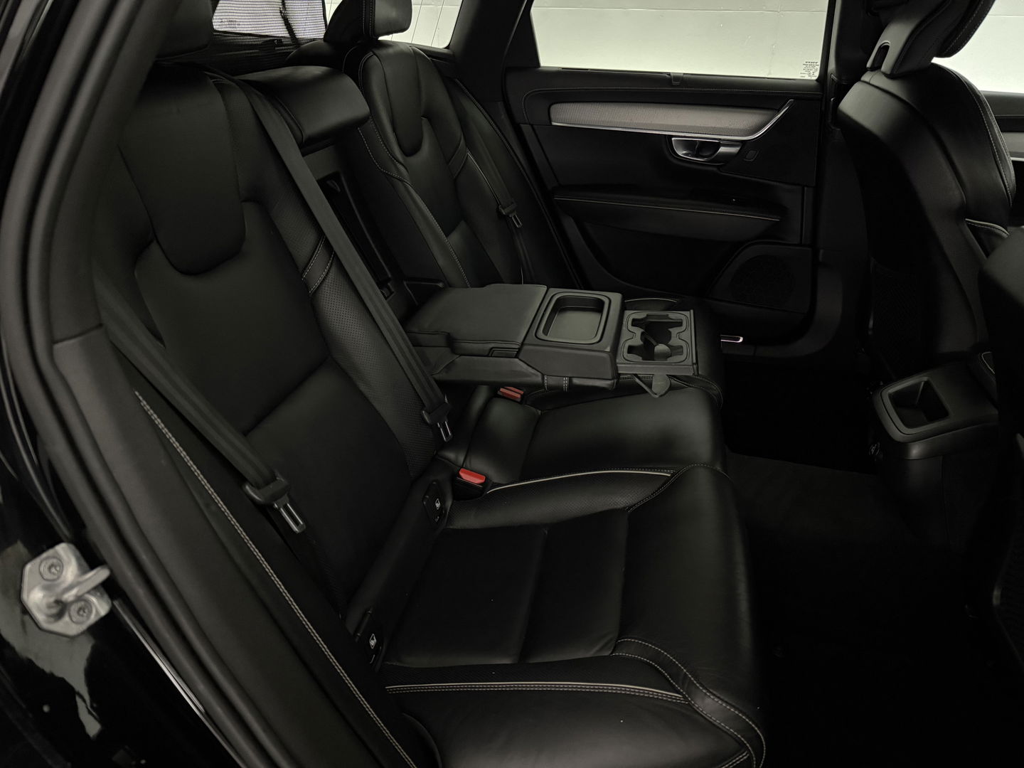 Volvo V90 2.0 T4 190PK R-Design | LED | H/K | Memory | Stoelverw. | Camera | Carplay | Dodehoek | NAP | Trekh.
