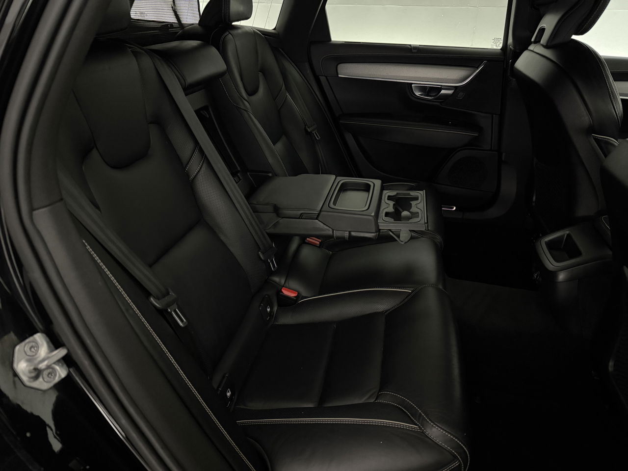 Volvo V90 2.0 T4 190PK R-Design | LED | Harman/Kardon | Trekhaak | Camera | Memory seats | Carplay | 20"LMV