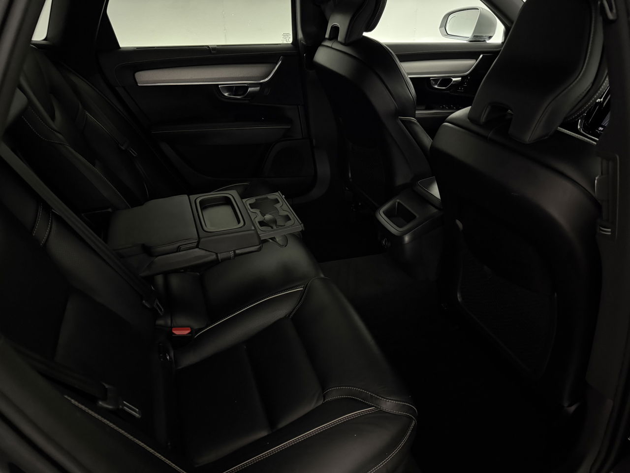 Volvo V90 2.0 T4 190PK R-Design | LED | Harman/Kardon | Trekhaak | Camera | Memory seats | Carplay | 20"LMV