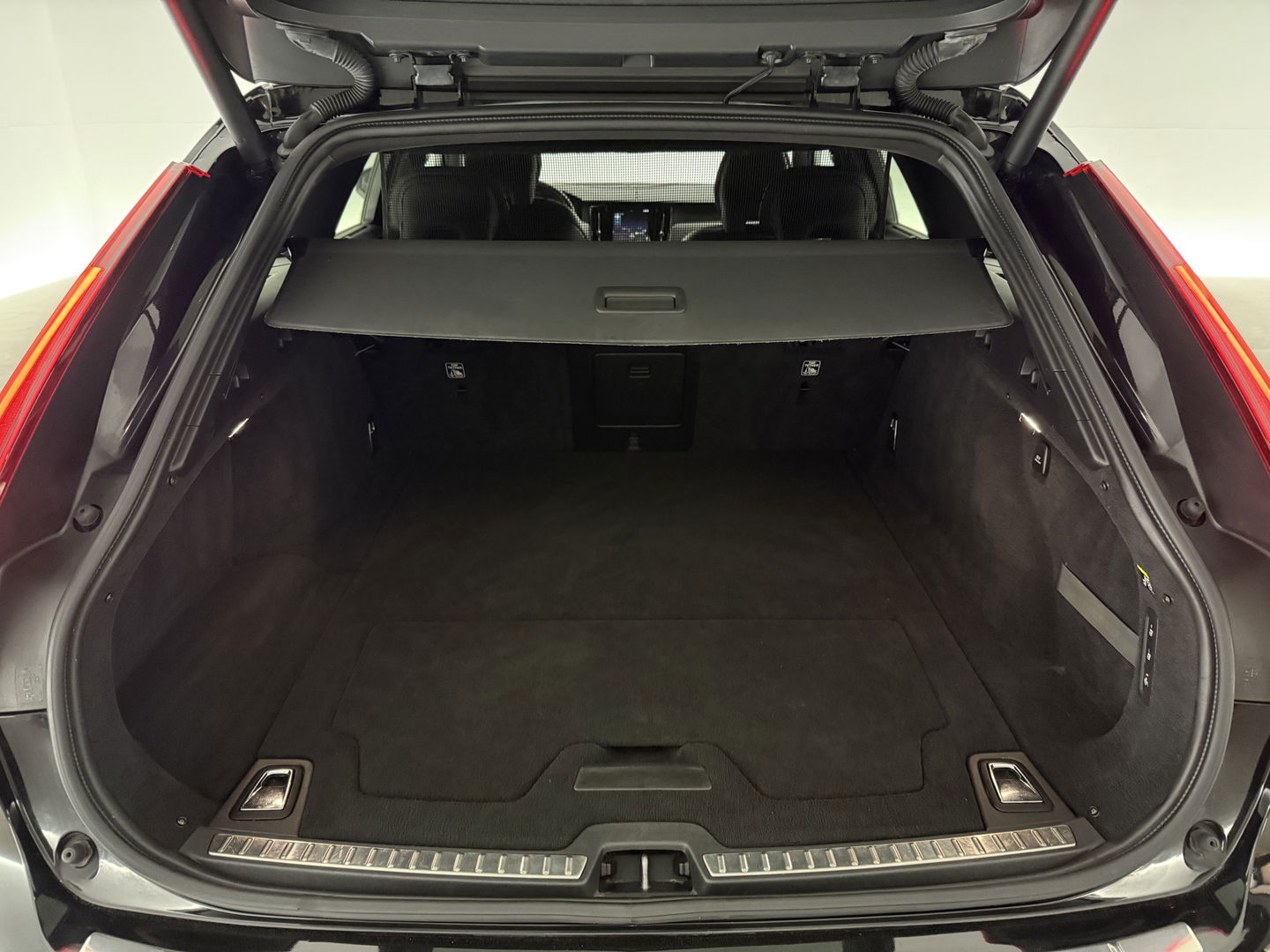 Volvo V90 2.0 T4 190PK R-Design | LED | H/K | Memory | Stoelverw. | Camera | Carplay | Dodehoek | NAP | Trekh.