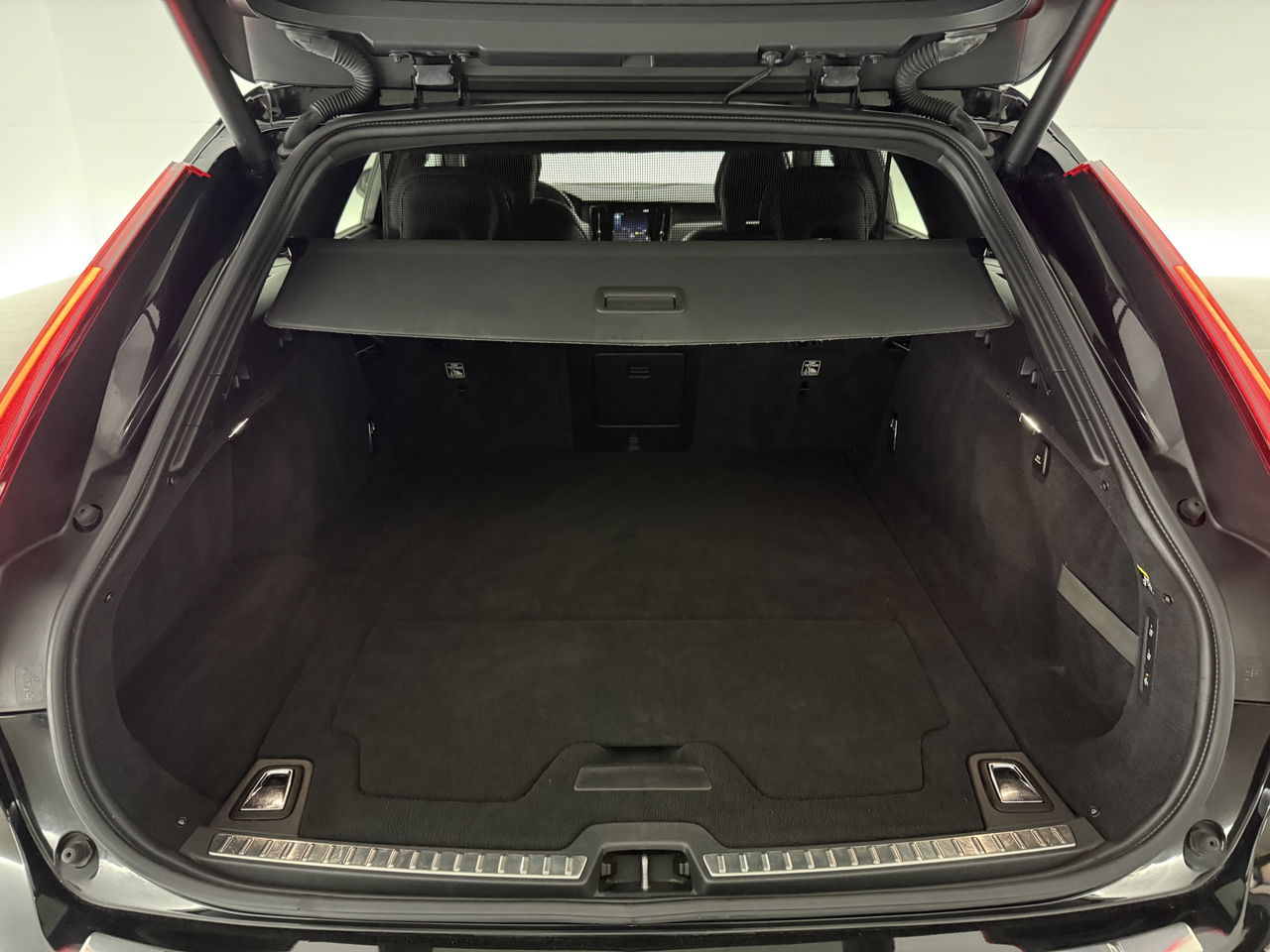 Volvo V90 2.0 T4 190PK R-Design | LED | Harman/Kardon | Trekhaak | Camera | Memory seats | Carplay | 20"LMV