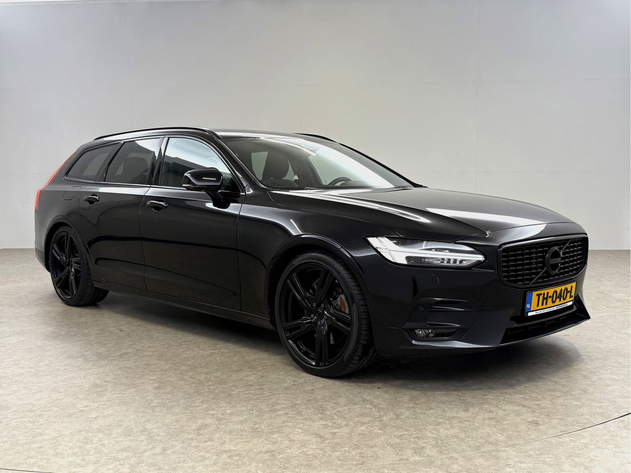 Volvo V90 2.0 T4 190PK R-Design | LED | Harman/Kardon | Trekhaak | Camera | Memory seats | Carplay | 20"LMV