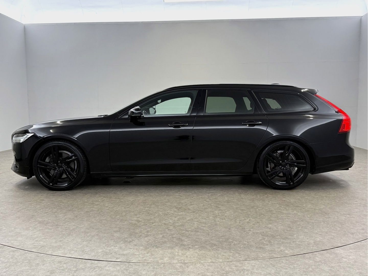 Volvo V90 2.0 T4 190PK R-Design | LED | H/K | Memory | Stoelverw. | Camera | Carplay | Dodehoek | NAP | Trekh.