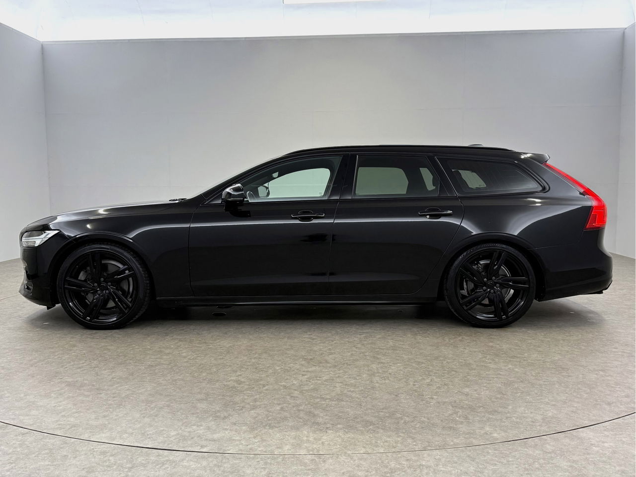 Volvo V90 2.0 T4 190PK R-Design | LED | Harman/Kardon | Trekhaak | Camera | Memory seats | Carplay | 20"LMV