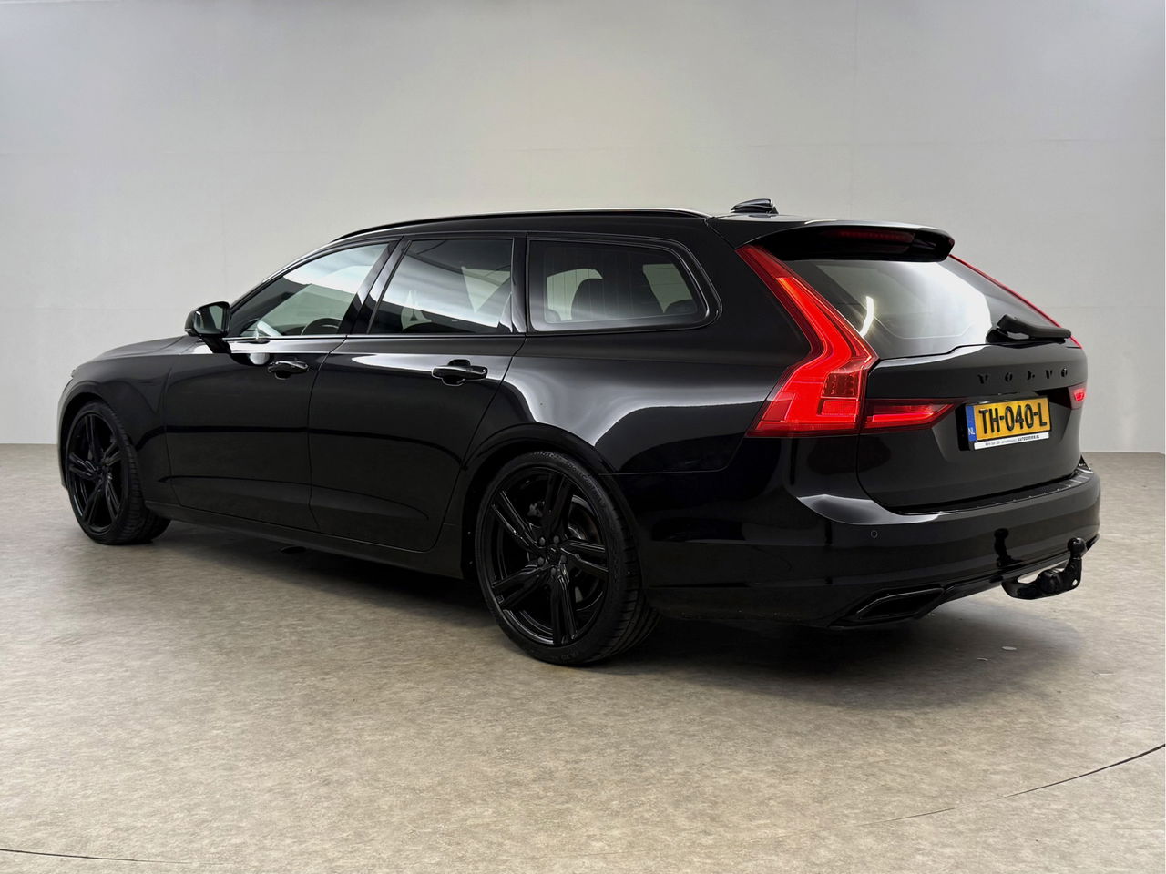 Volvo V90 2.0 T4 190PK R-Design | LED | Harman/Kardon | Trekhaak | Camera | Memory seats | Carplay | 20"LMV