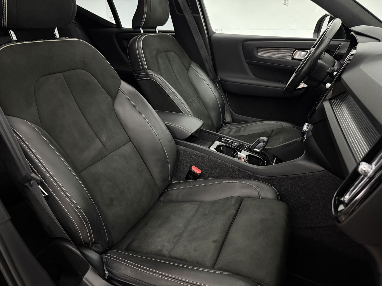 Volvo XC40 1.5 T4 Recharge R-Design | Panoramadak | Harman/Kardon | LED | Memory Seats | Virtual Cockpit | Camera | Carplay