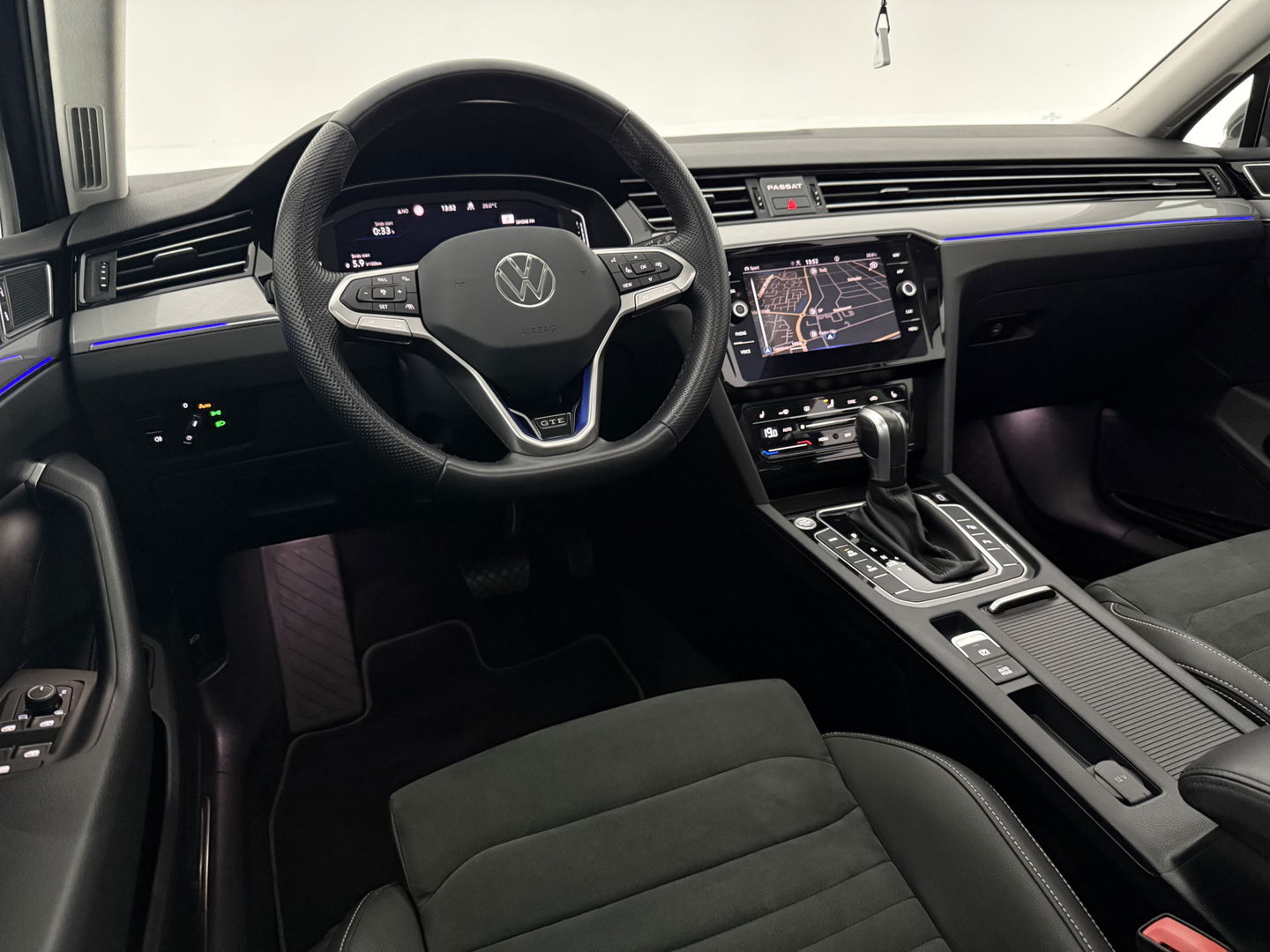 Volkswagen Passat Variant 1.4 TSI PHEV GTE | 231PK | Pano l | LED | Sfeerverl. | Trekh. | Camera | Virtual | Adaptive Cruise | Carplay l Stoelverw.