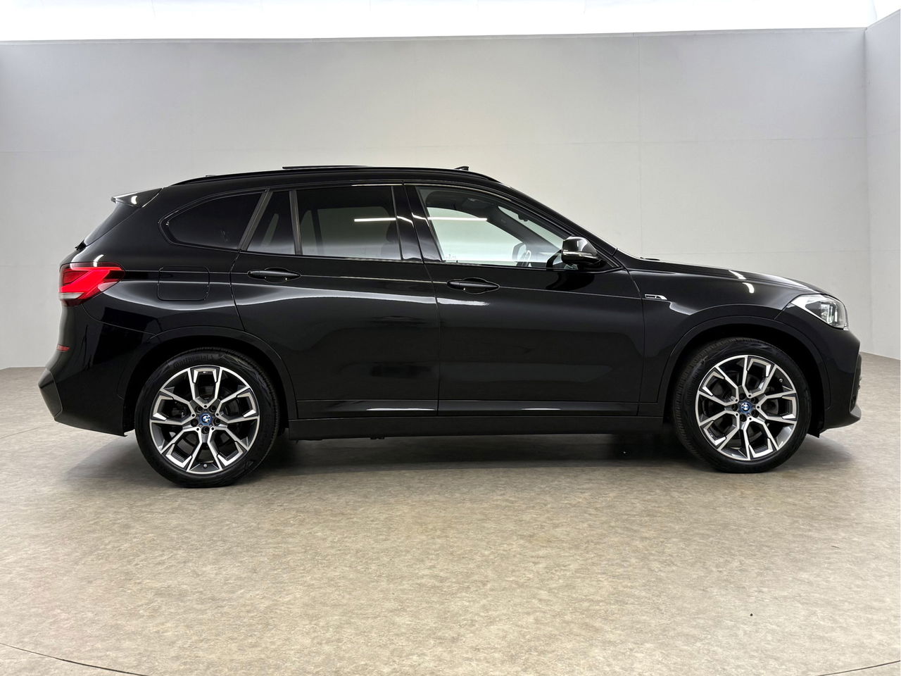 BMW X1 xDrive25e M-Sport Panoramadak | Lazer | LED | Sfeerver. | Trekhaak | Carplay | HuD | Camera | Virtual Cockpit