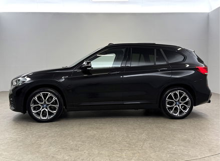 BMW X1 xDrive25e M-Sport Panoramadak | Lazer | LED | Sfeerver. | Trekhaak | Carplay | HuD | Camera | Virtual Cockpit