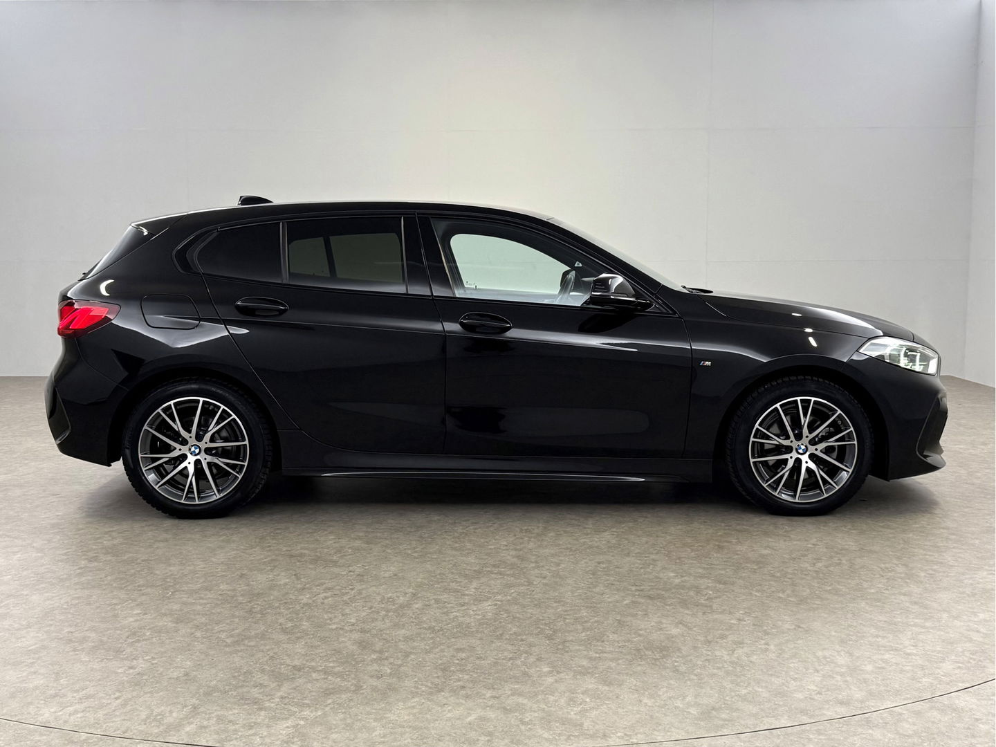 BMW 1-serie 118i M-sport | Sfeerverl. | Virtual | Carplay | Cruise | Parkeersens | LED | NAP