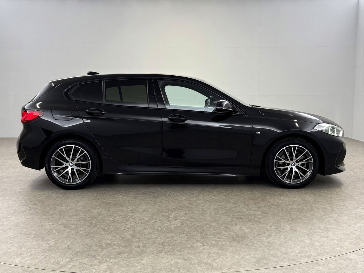 BMW 1-serie 118i M-sport | Sfeerverl. | Virtual | Carplay | Cruise | Parkeersens | LED | NAP