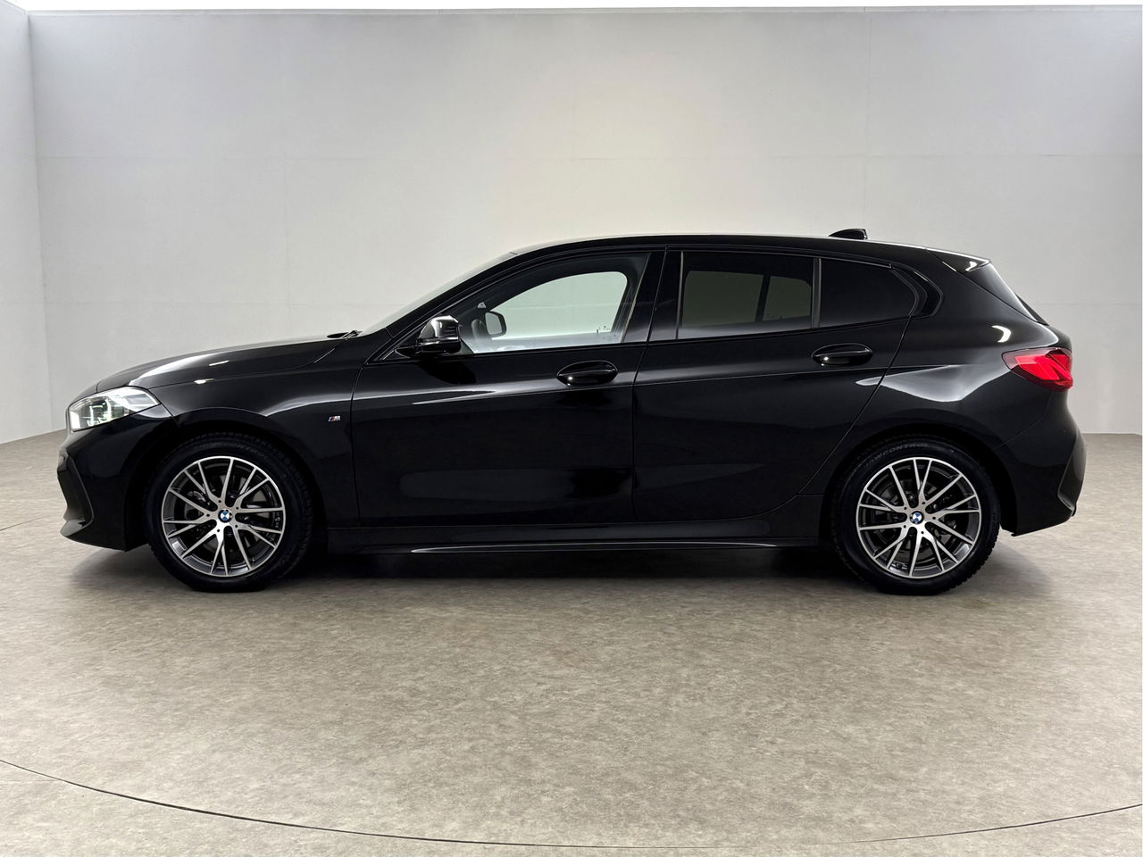 BMW 1-serie 118i M-sport | Sfeerverl. | Virtual | Carplay | Cruise | Parkeersens | LED | NAP
