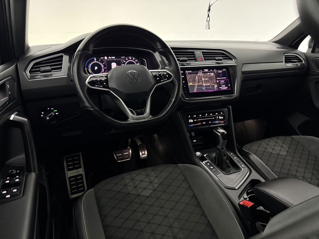 Volkswagen Tiguan 1.4 TSI eHybrid 225PK R-Line | Sfeerverl. | Virtual | 360° | Trekh | IQ Light | Carplay