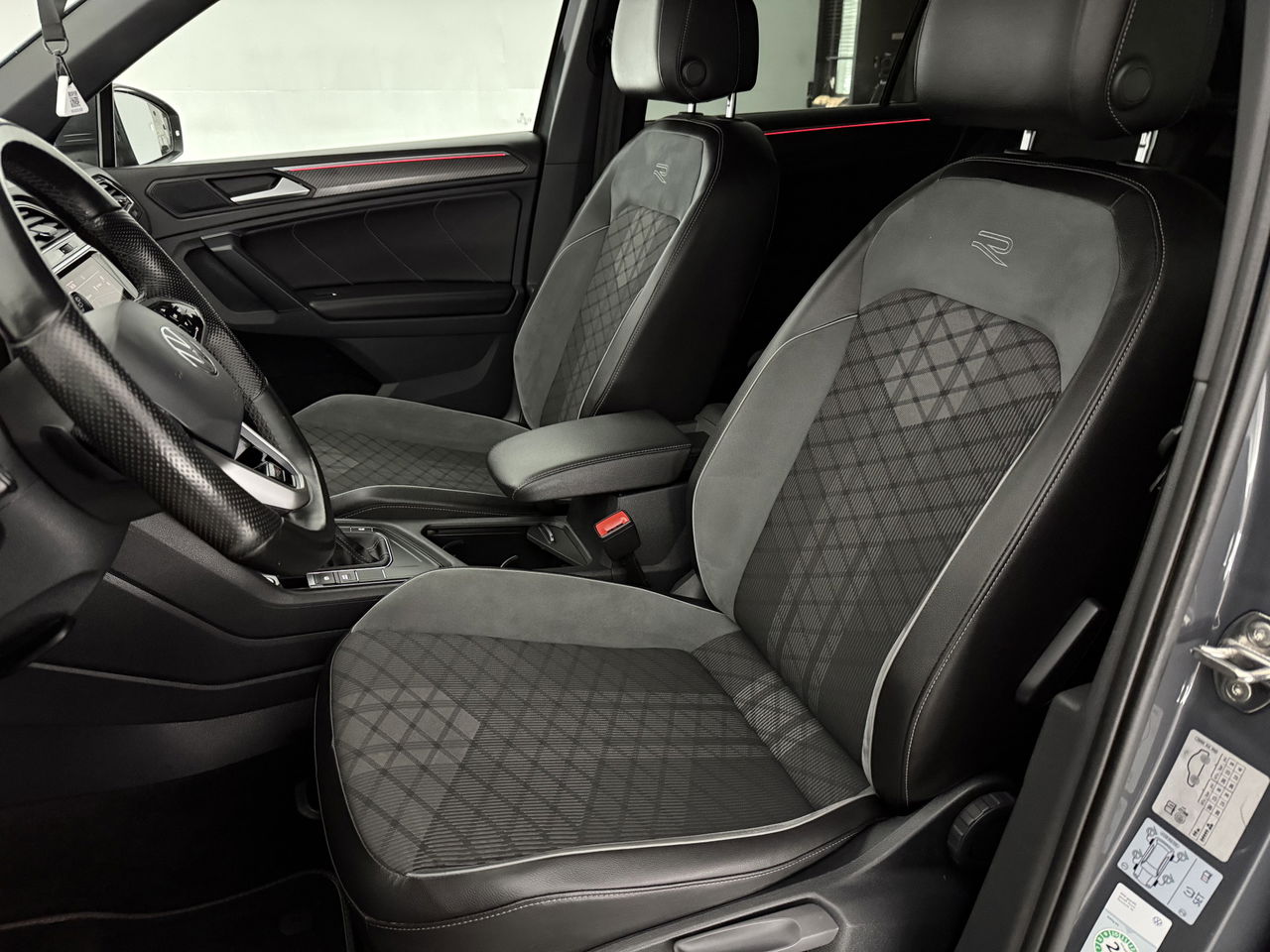 Volkswagen Tiguan 1.4 TSI eHybrid 225PK R-Line | Sfeerverl. | Virtual | 360° | Trekh | IQ Light | Carplay