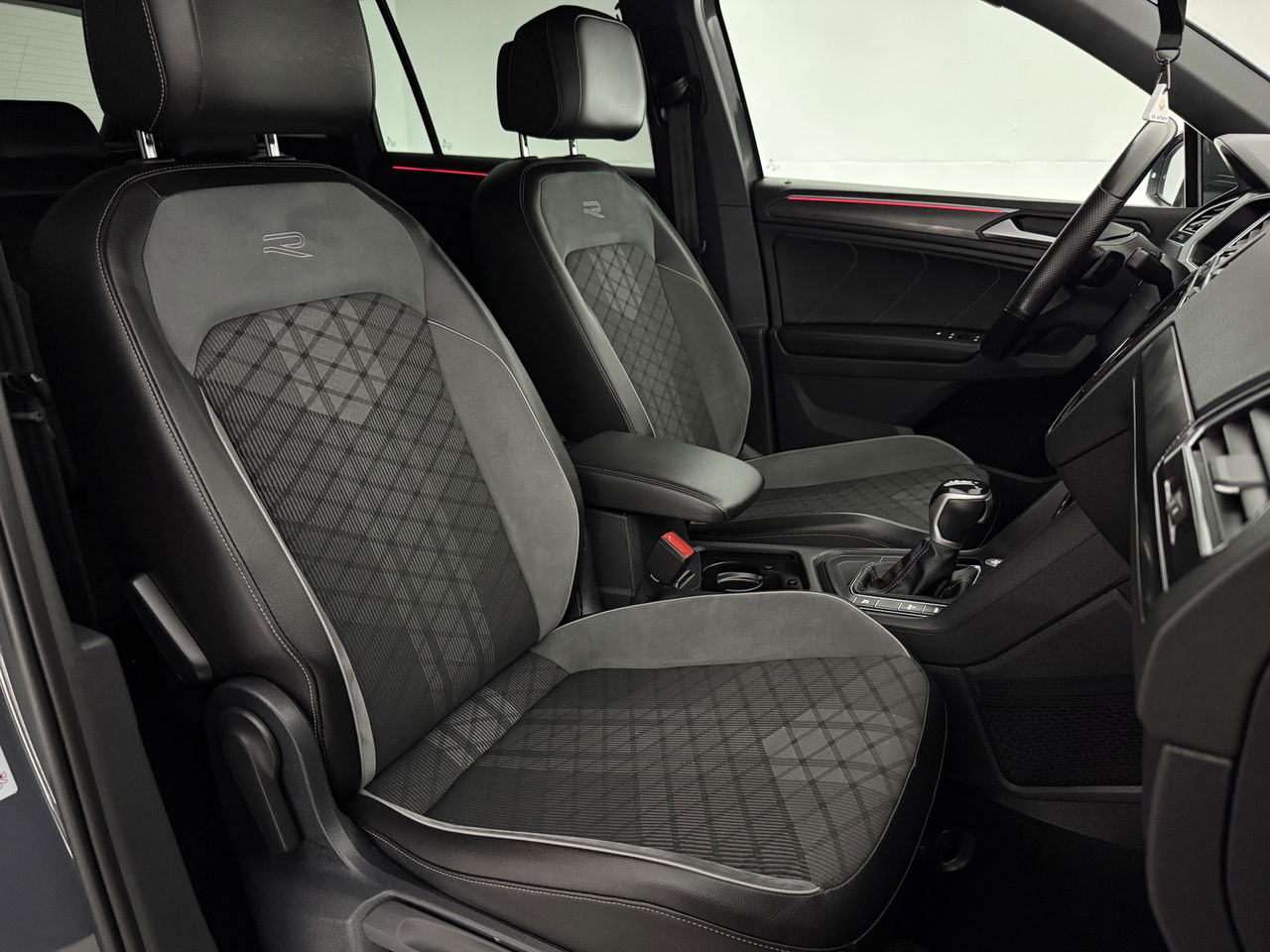 Volkswagen Tiguan 1.4 TSI eHybrid 225PK R-Line | Sfeerverl. | Virtual | 360° | Trekh | IQ Light | Carplay
