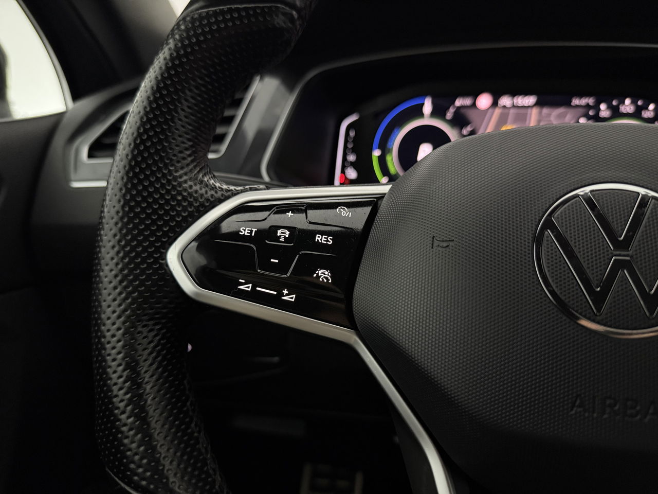Volkswagen Tiguan 1.4 TSI eHybrid 225PK R-Line | Sfeerverl. | Virtual | 360° | Trekh | IQ Light | Carplay