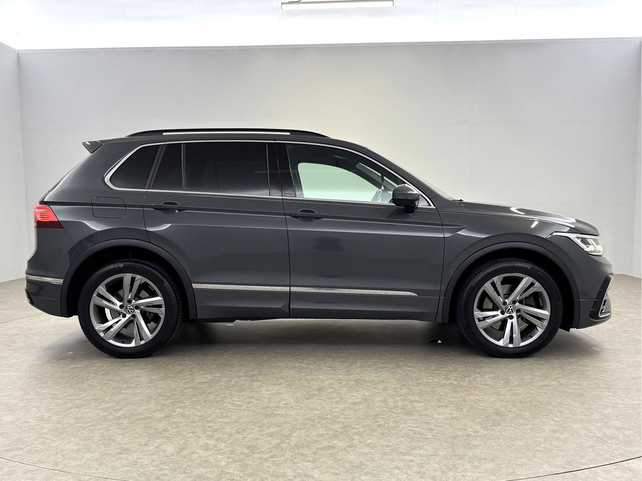 Volkswagen Tiguan 1.4 TSI eHybrid 225PK R-Line | Sfeerverl. | Virtual | 360° | Trekh | IQ Light | Carplay
