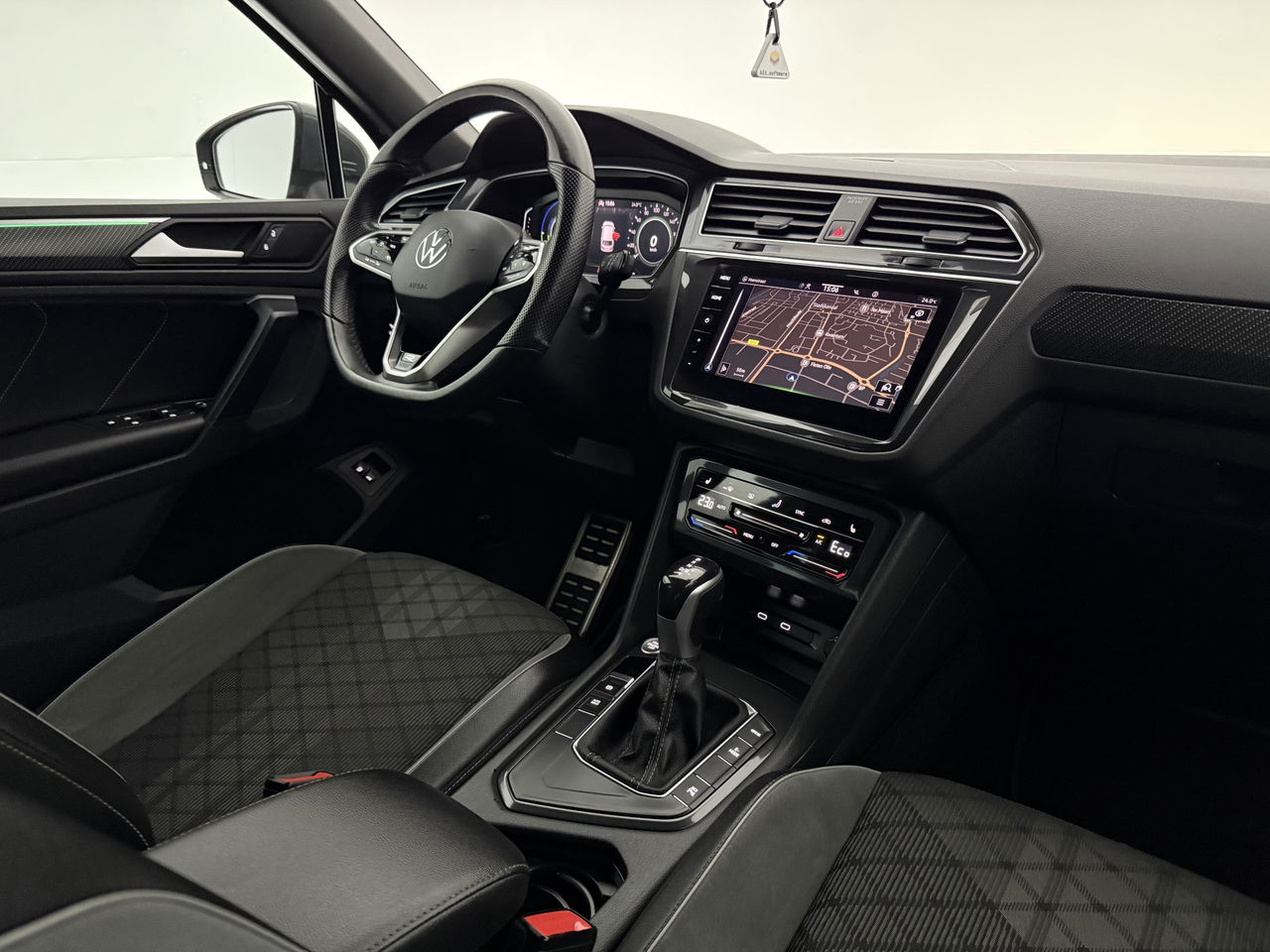 Volkswagen Tiguan 1.4 TSI eHybrid 225PK R-Line | Sfeerverl. | Virtual | 360° | Trekh | IQ Light | Carplay
