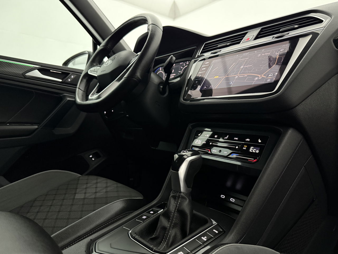 Volkswagen Tiguan 1.4 TSI eHybrid 225PK R-Line | Sfeerverl. | Virtual | 360° | Trekh | IQ Light | Carplay