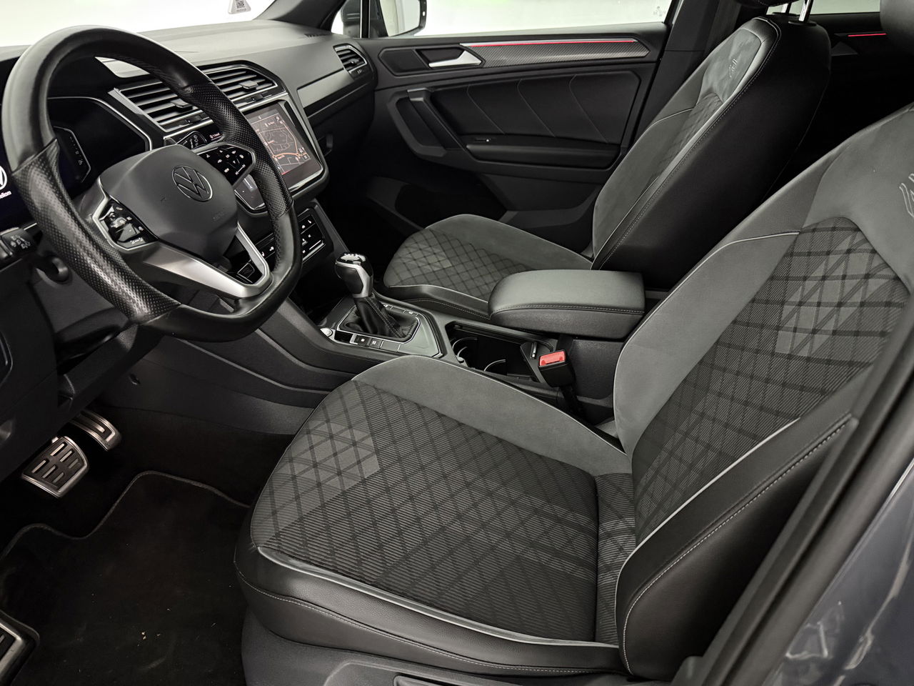 Volkswagen Tiguan 1.4 TSI eHybrid 225PK R-Line | Sfeerverl. | Virtual | 360° | Trekh | IQ Light | Carplay