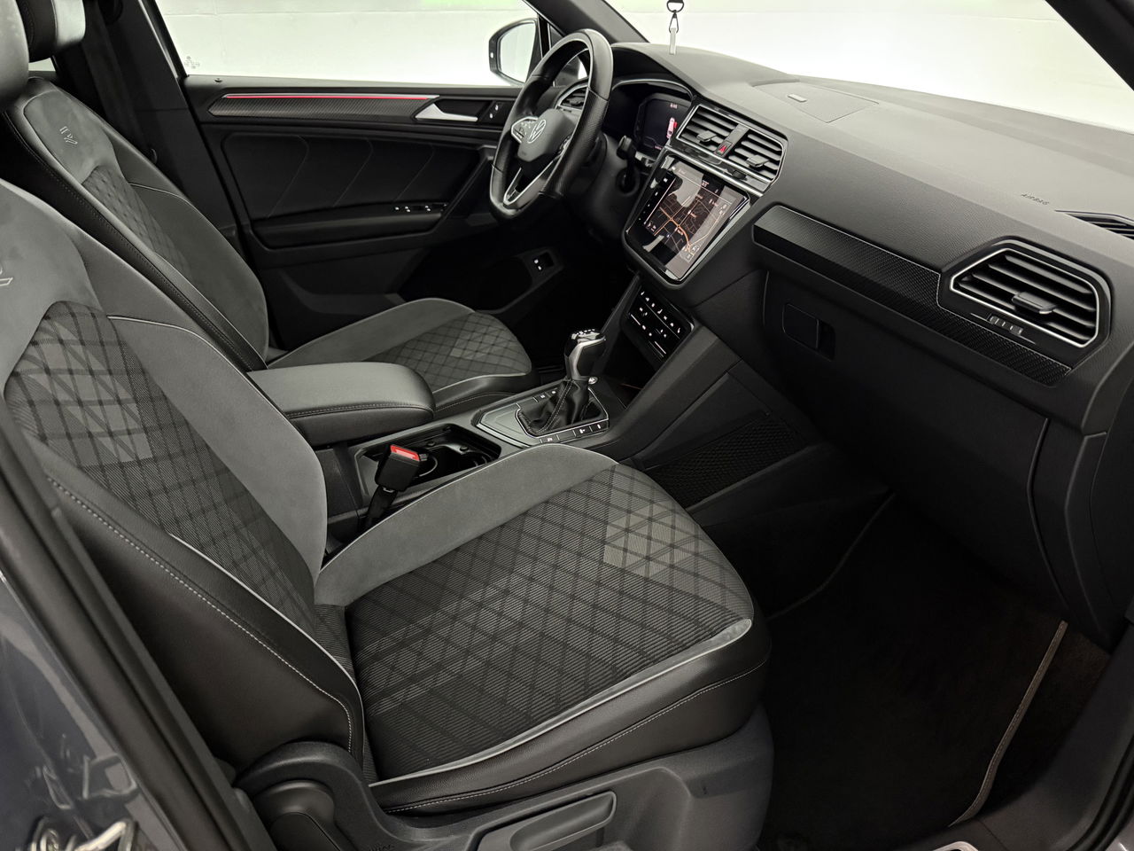 Volkswagen Tiguan 1.4 TSI eHybrid 225PK R-Line | Sfeerverl. | Virtual | 360° | Trekh | IQ Light | Carplay