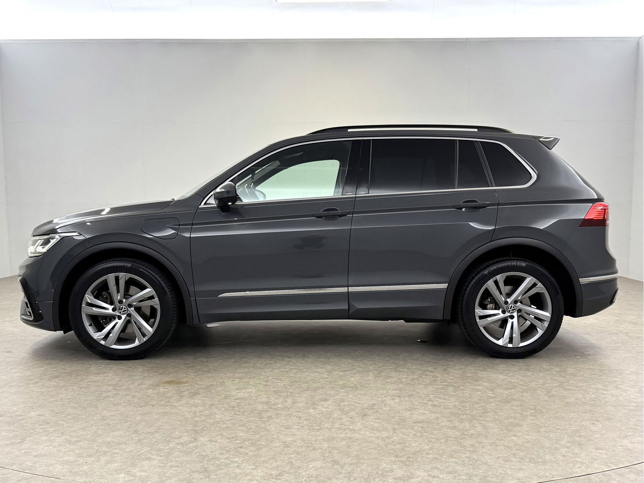 Volkswagen Tiguan 1.4 TSI eHybrid 225PK R-Line | Sfeerverl. | Virtual | 360° | Trekh | IQ Light | Carplay
