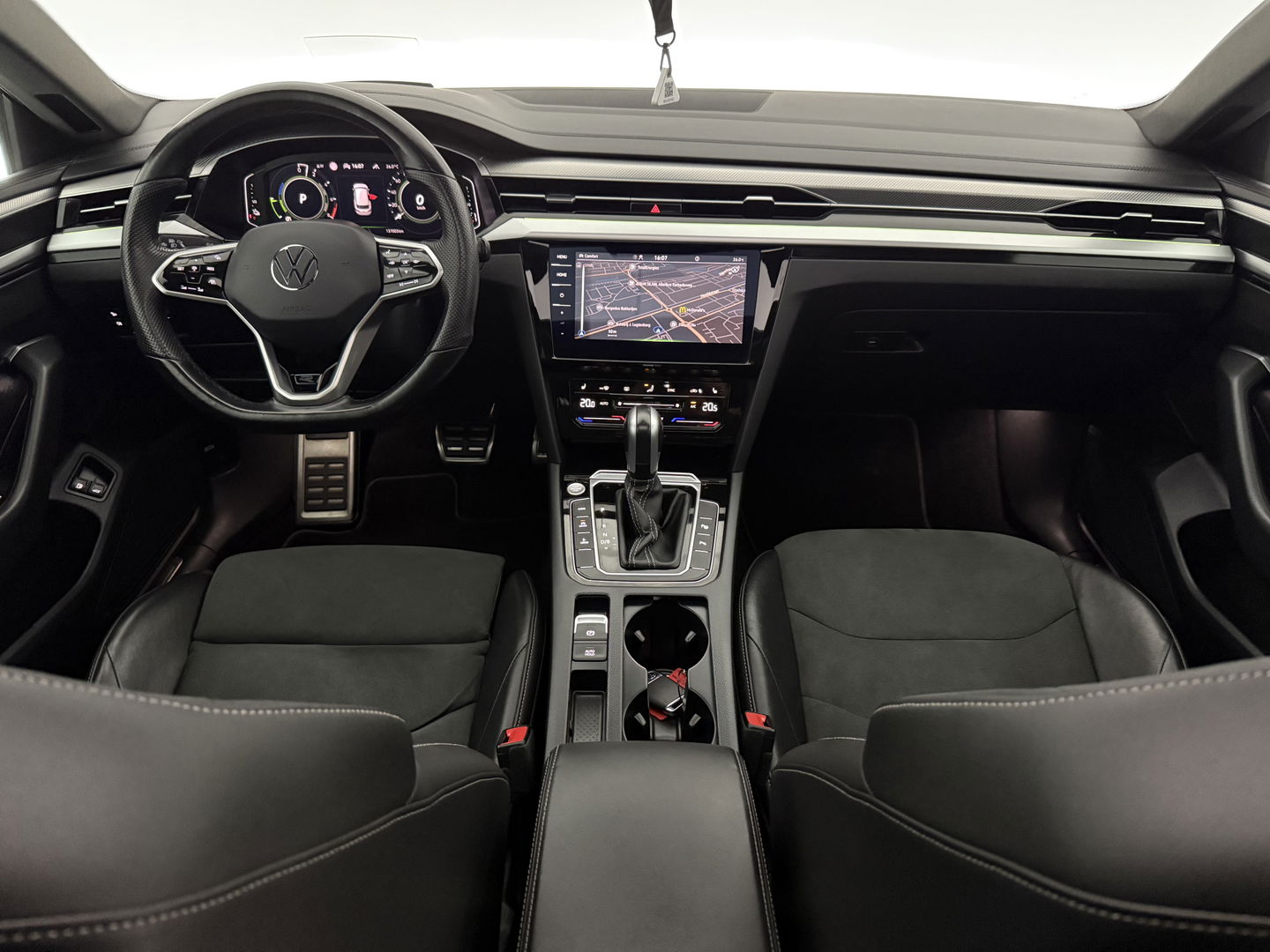 Volkswagen Arteon Shooting Brake 1.4 TSI eHybrid R-Line | Pano | Sfeerverl. | HUD | Virtual | Trekh. | Stoelmassage l LED | Carplay | Camera