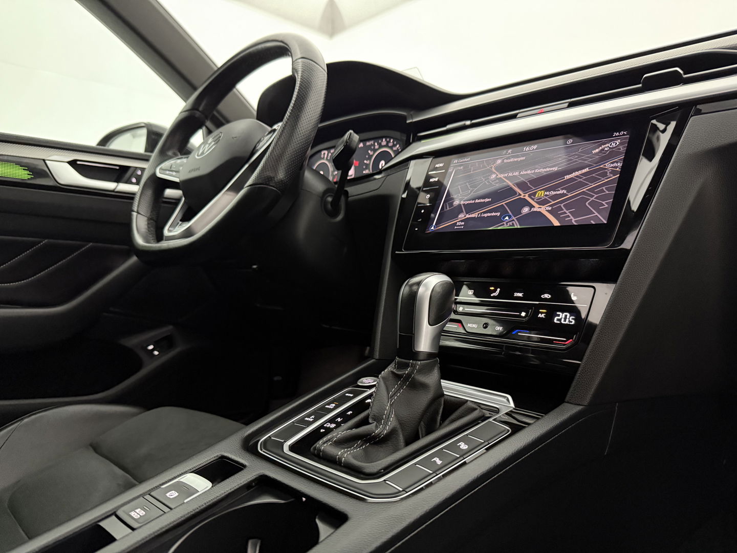 Volkswagen Arteon Shooting Brake 1.4 TSI eHybrid R-Line | Pano | Sfeerverl. | HUD | Virtual | Trekh. | Stoelmassage l LED | Carplay | Camera