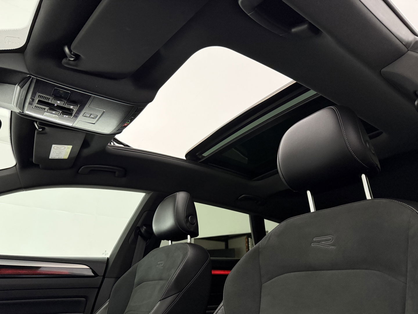 Volkswagen Arteon Shooting Brake 1.4 TSI eHybrid R-Line | Pano | Sfeerverl. | HUD | Virtual | Trekh. | Stoelmassage l LED | Carplay | Camera